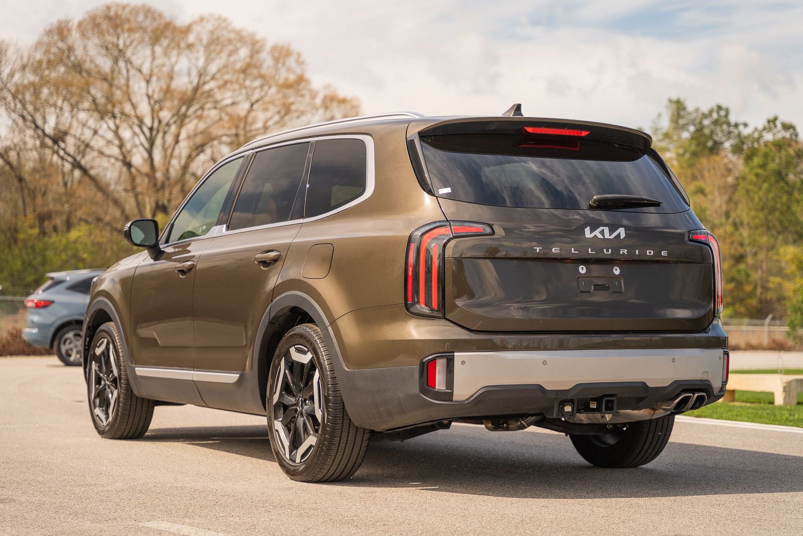 Used 2024 Kia Telluride EX w/ EX Captain's Chair Package image 5