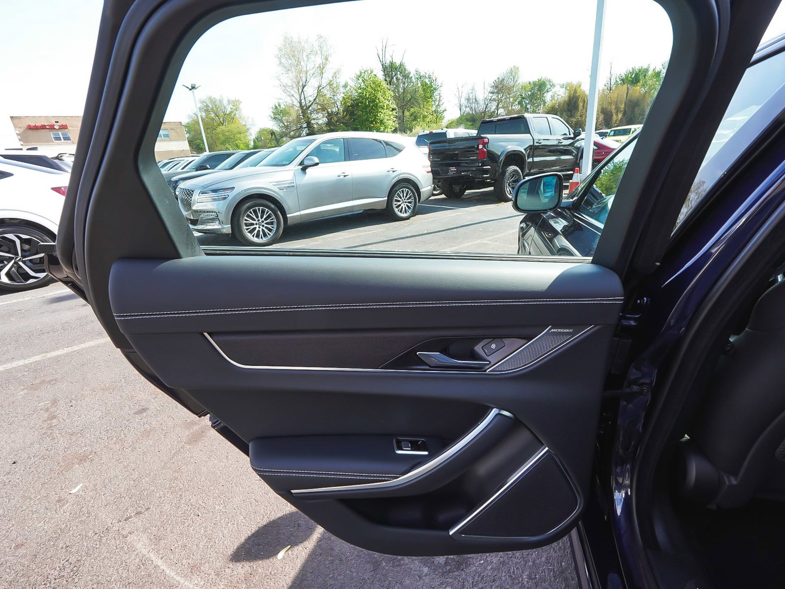 Used 2023 Jaguar XF R-Dynamic SE AWD/4WD image 10