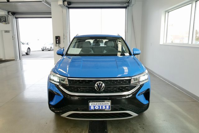 Used 2022 Volkswagen Taos SE w/ Panoramic Sunroof Package image 2