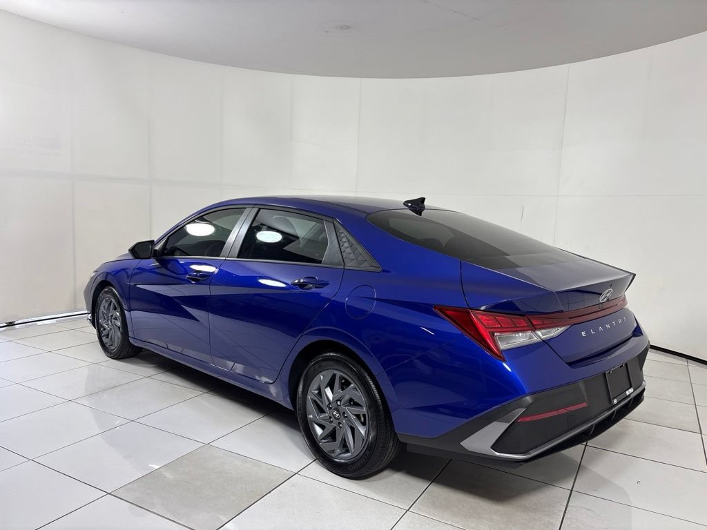 New 2025 Hyundai Elantra Hybrid FWD image 3