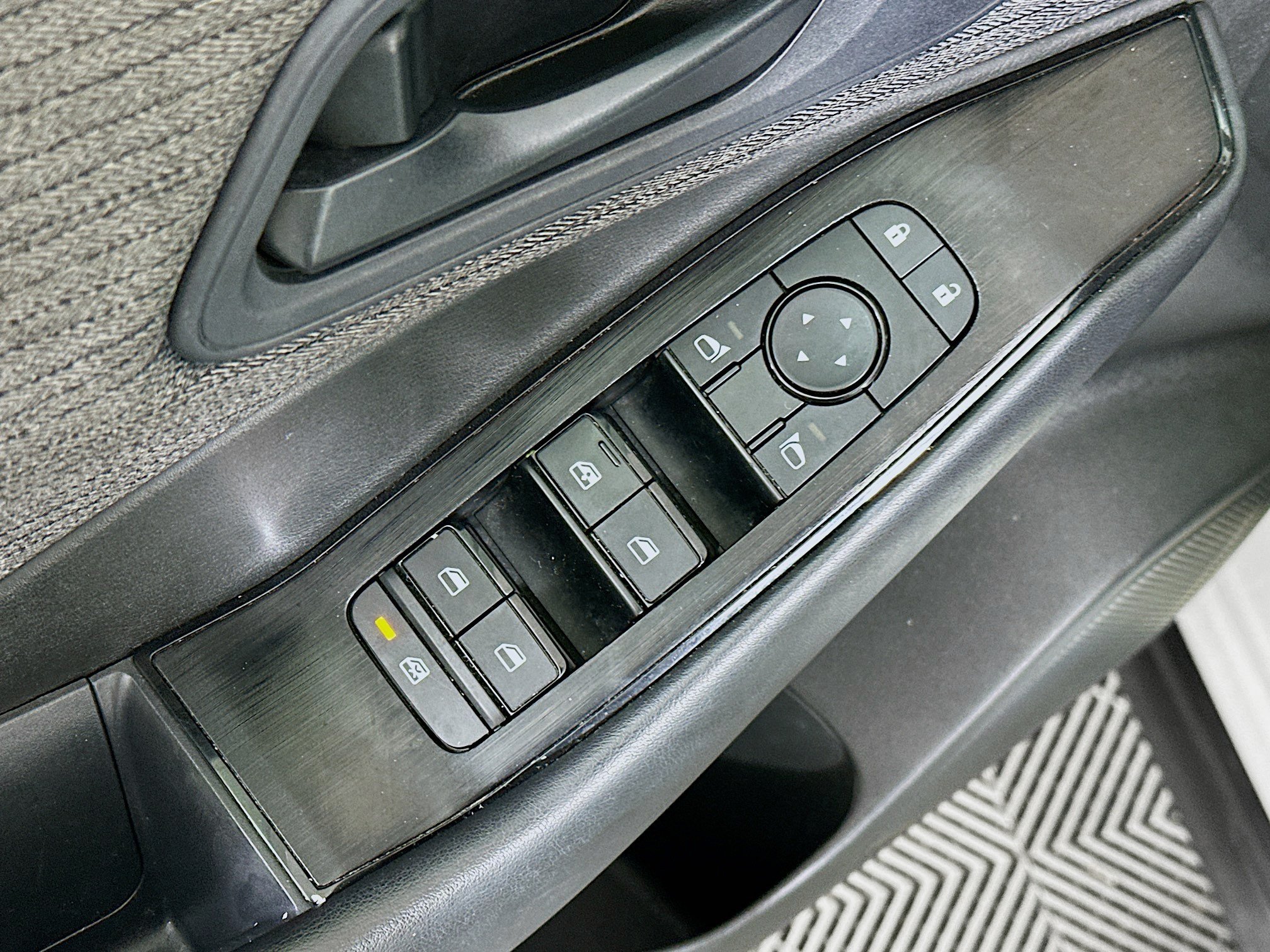 Used 2023 Nissan Rogue S AWD/4WD image 15