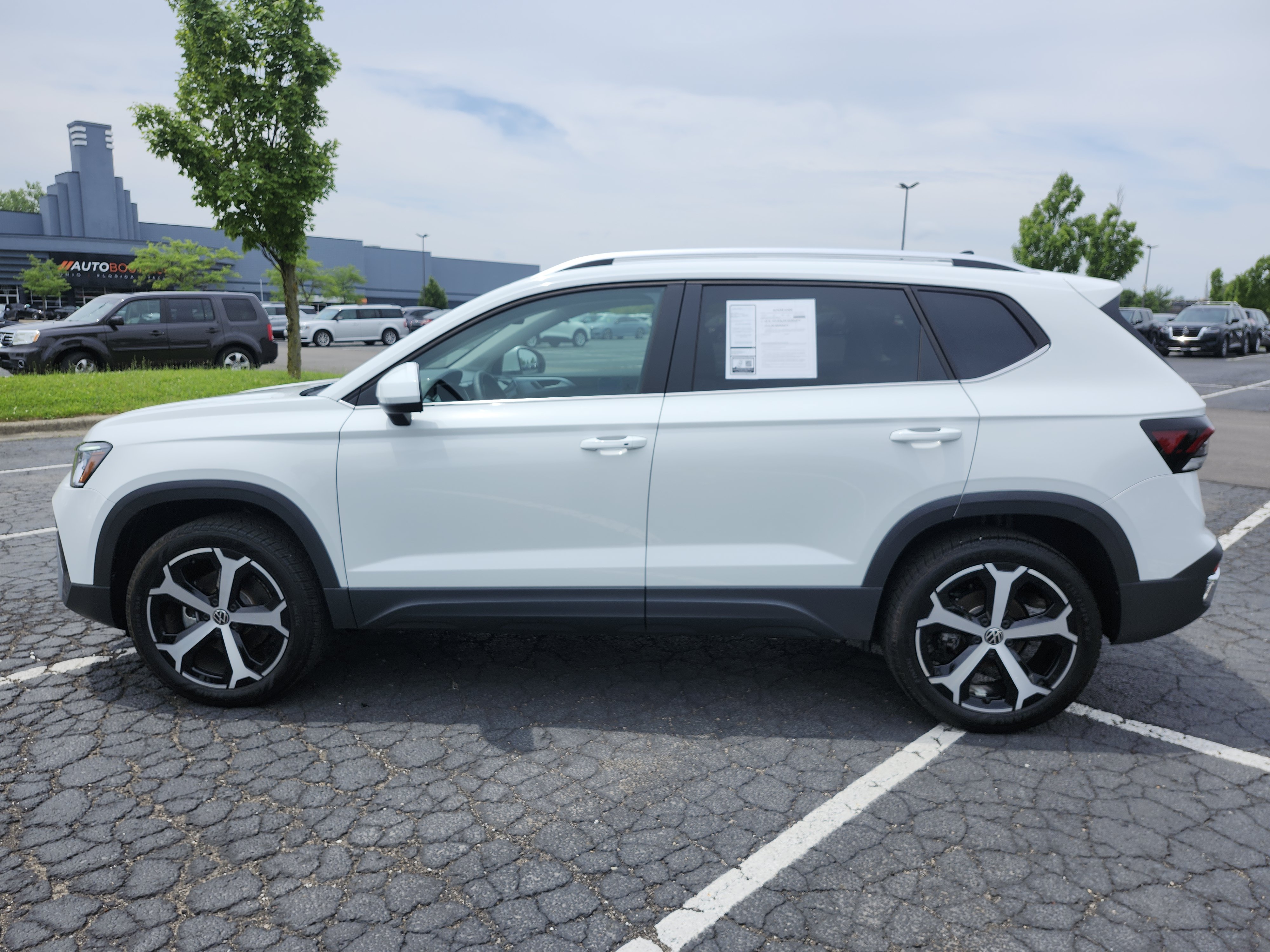 Used 2026 Volkswagen Taos SEL AWD/4WD image 17