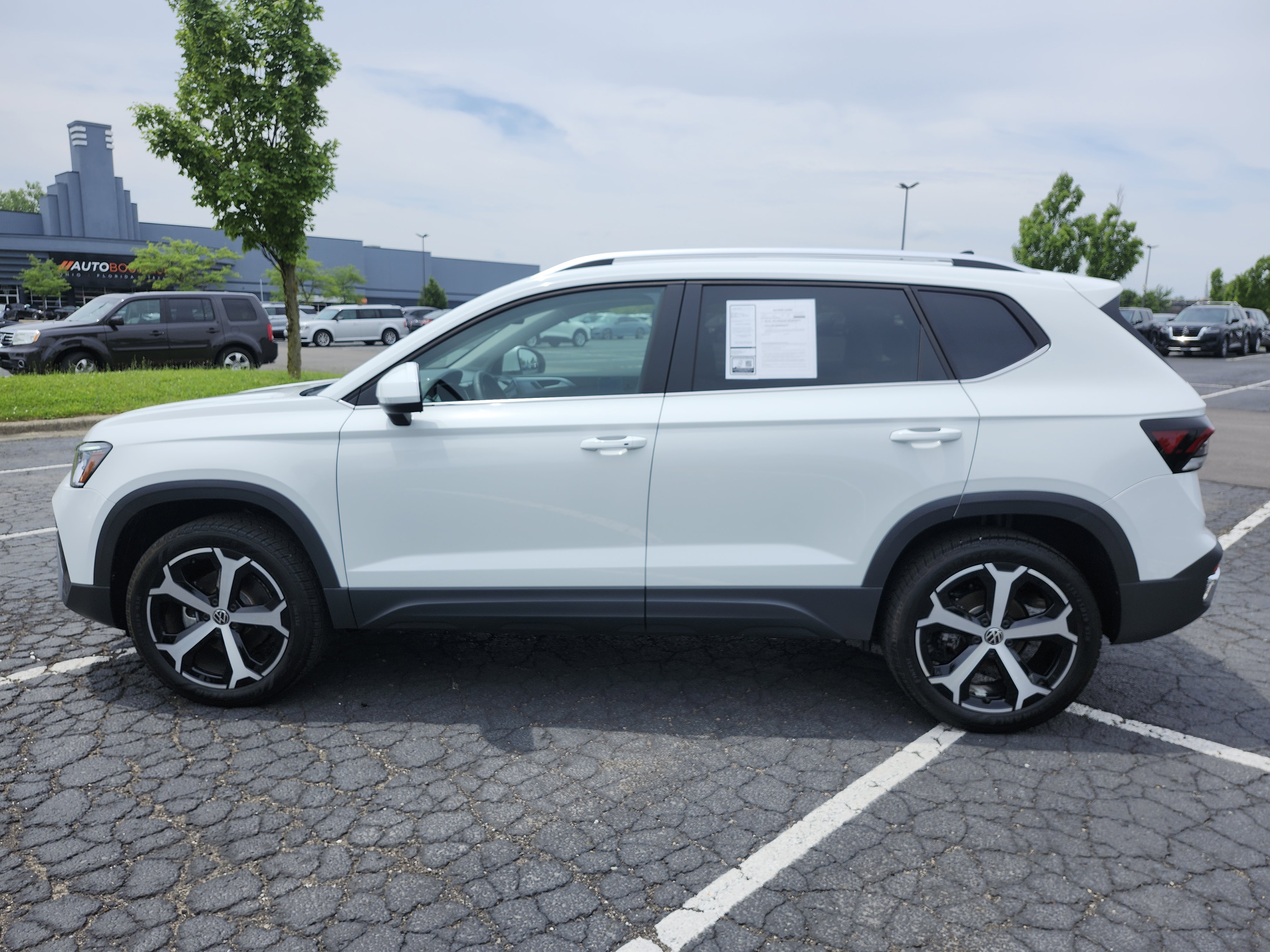 Used 2026 Volkswagen Taos SEL AWD/4WD image 17