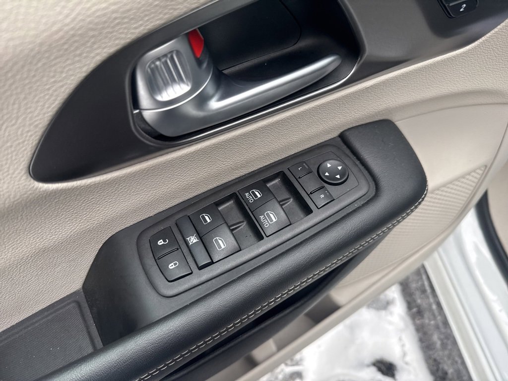 Used 2024 Chrysler Pacifica Select image 12
