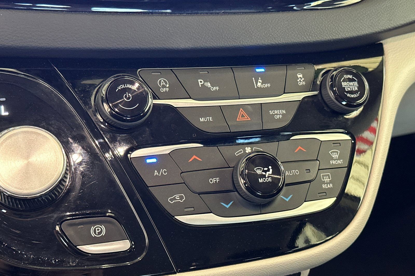 Used 2023 Chrysler Pacifica Touring-L FWD image 21