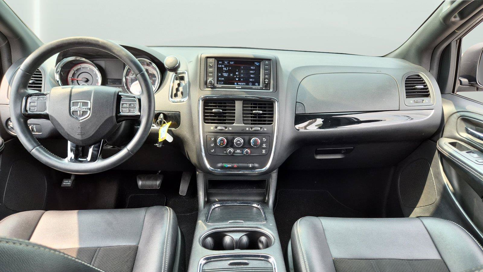 Used 2019 Dodge Grand Caravan SXT w/ Blacktop Package FWD image 11