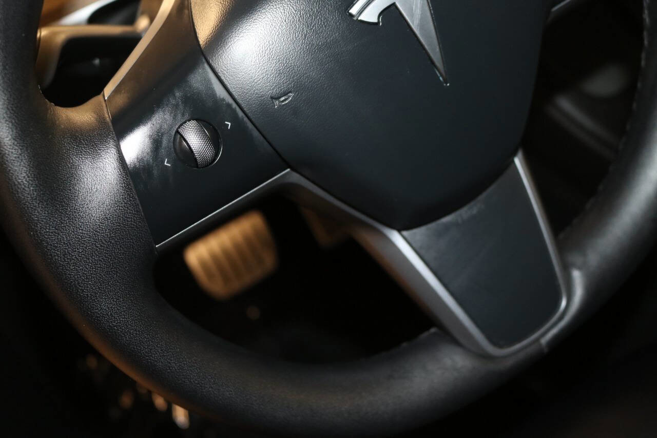 Used 2023 Tesla Model Y Performance image 32