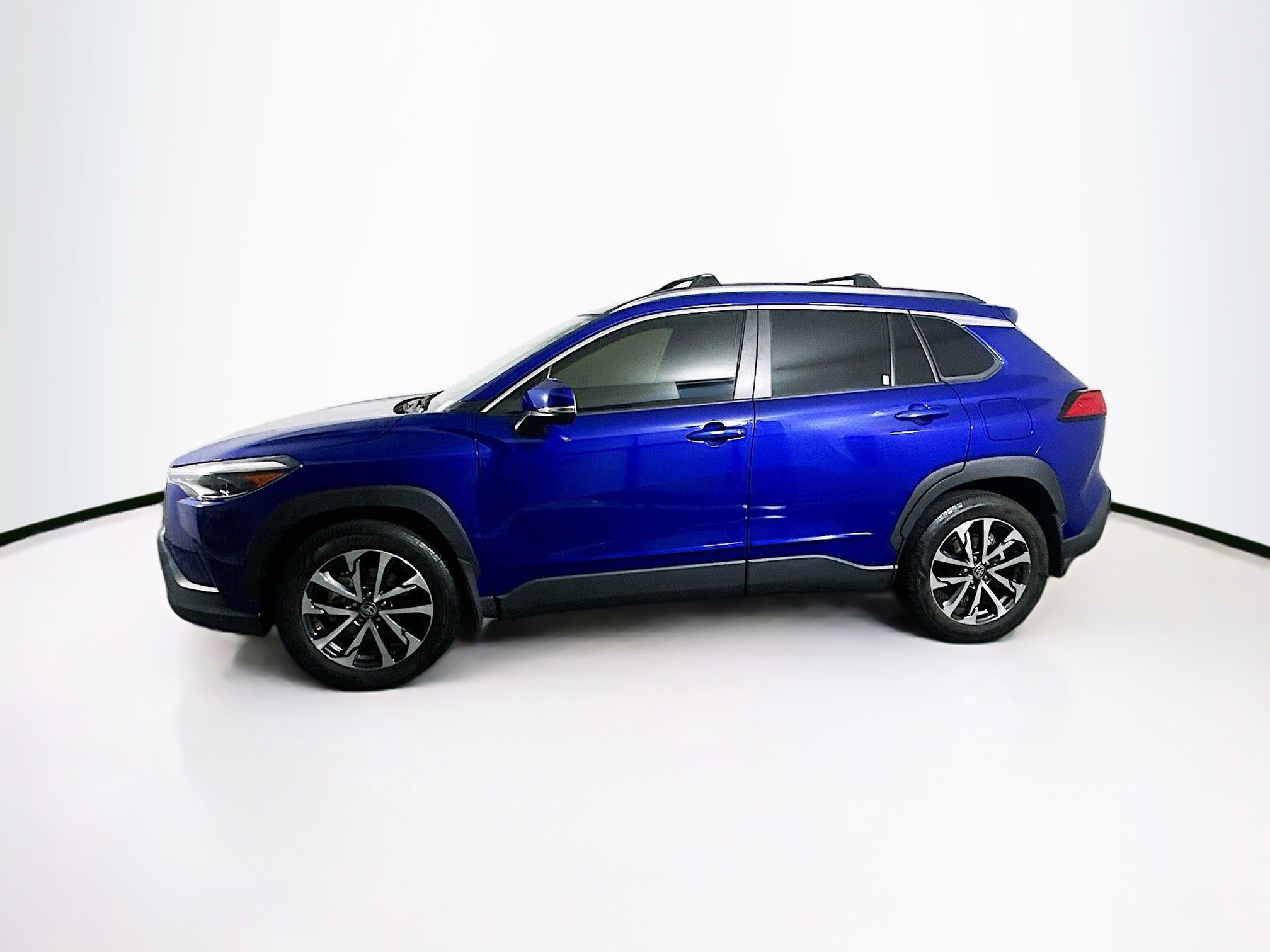 Used 2024 Toyota Corolla Cross XLE w/ Convenience Package image 4