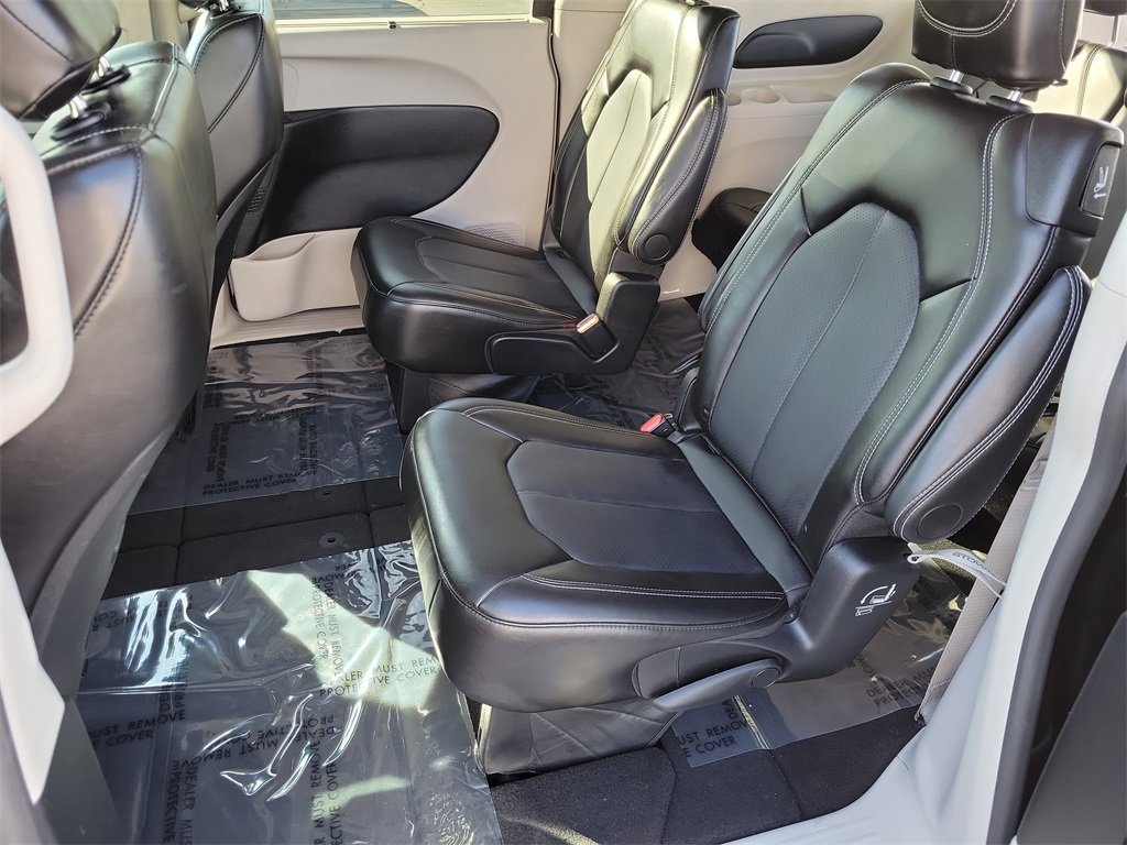 Used 2024 Chrysler Pacifica Touring-L image 21