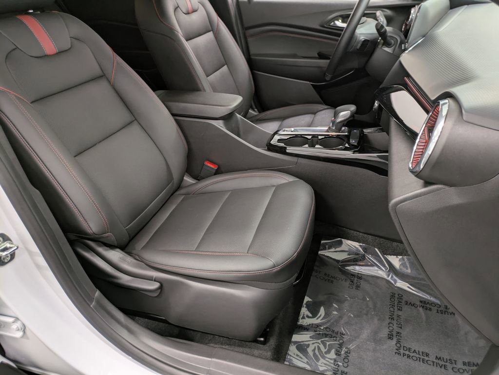 Used 2025 Chevrolet Trax RS w/ Driver Confidence Package image 28