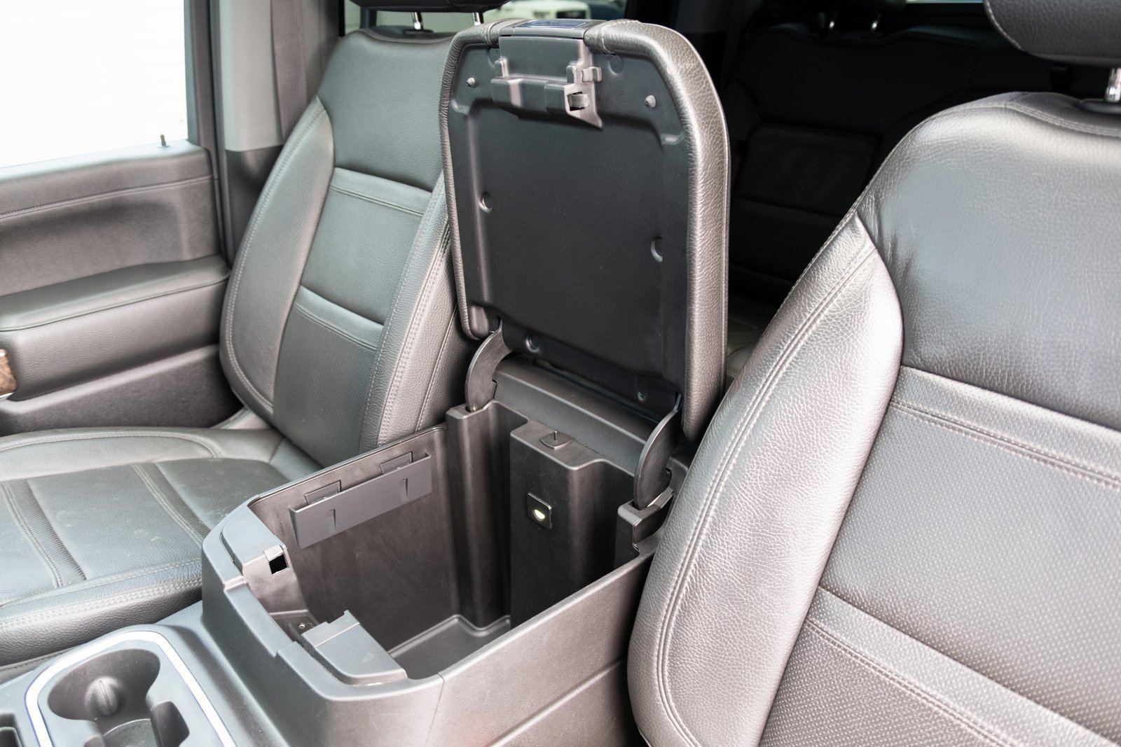 Used 2021 GMC Sierra 3500 Denali w/ Denali Black Diamond Edition image 9