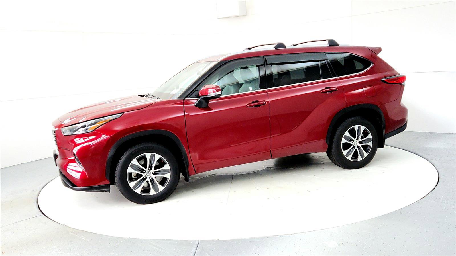 Certified 2022 Toyota Highlander XLE image 3