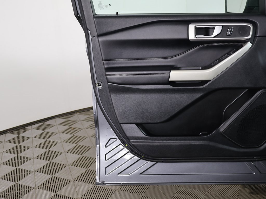 Used 2022 Ford Explorer XLT image 18