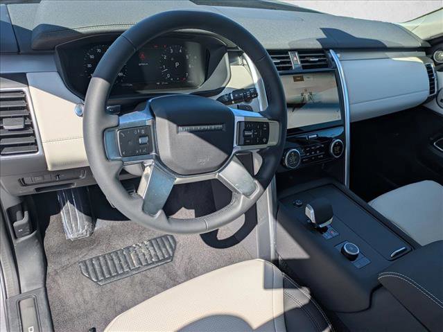 New 2026 Land Rover Discovery Dynamic SE image 3