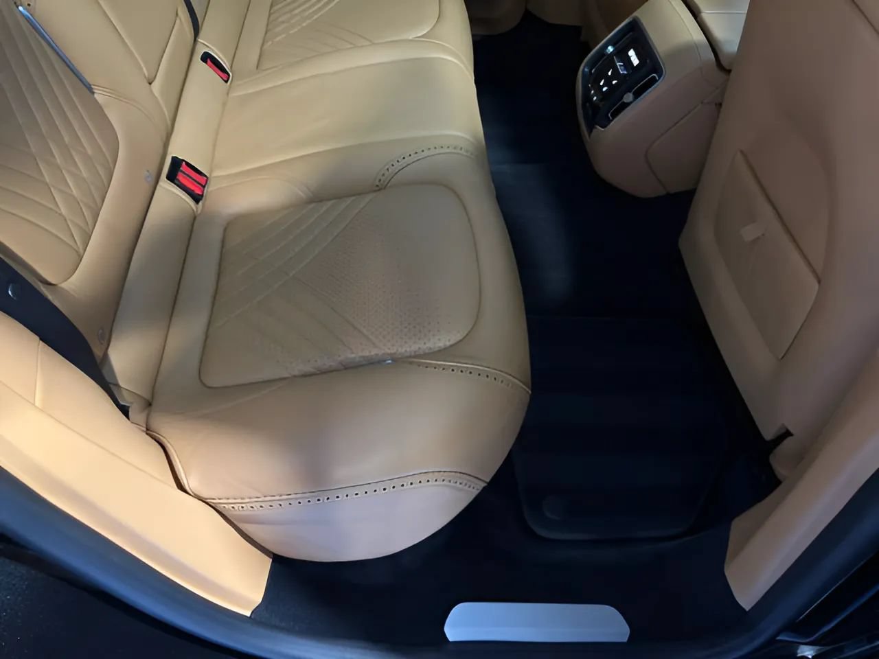 Used 2021 Aston Martin DBX AWD/4WD image 22