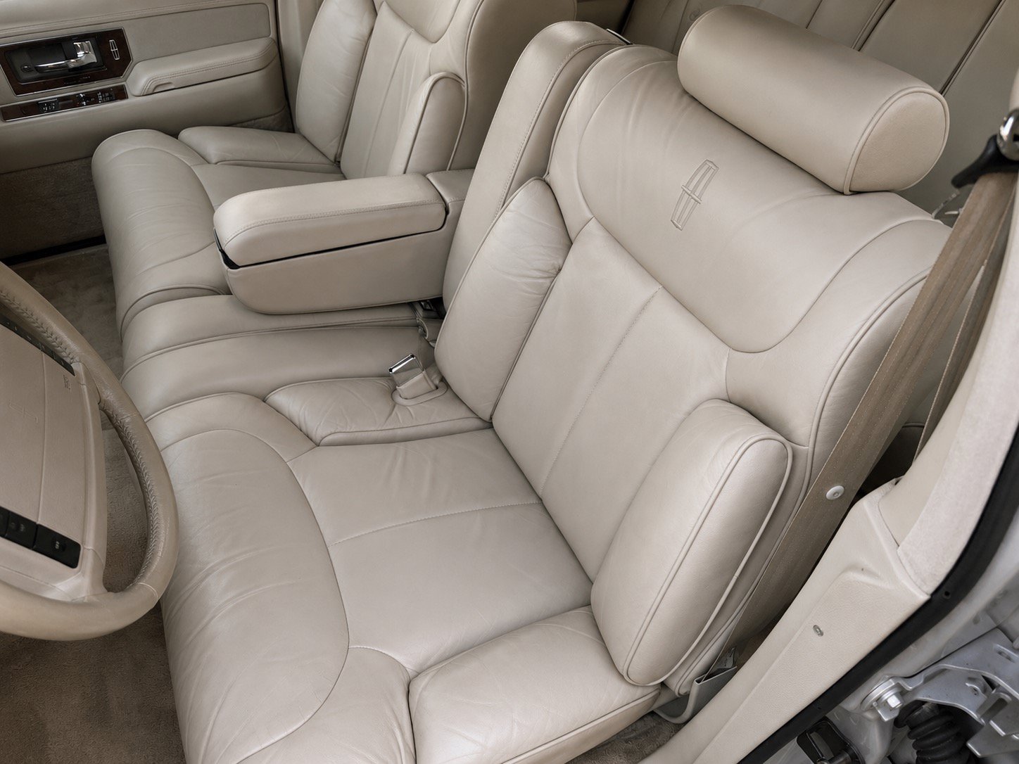 Used 1992 Lincoln Town Car Signature RWD image 9