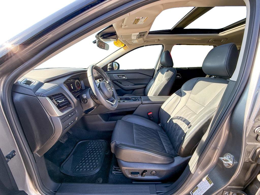 Used 2024 Nissan Rogue Platinum w/ Platinum Premium Package image 2