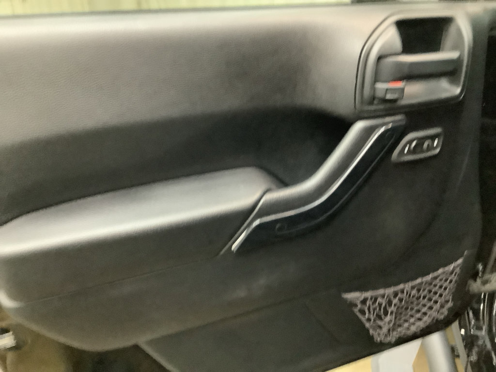 Used 2017 Jeep Wrangler Unlimited Rubicon w/ Cold Weather Group image 12