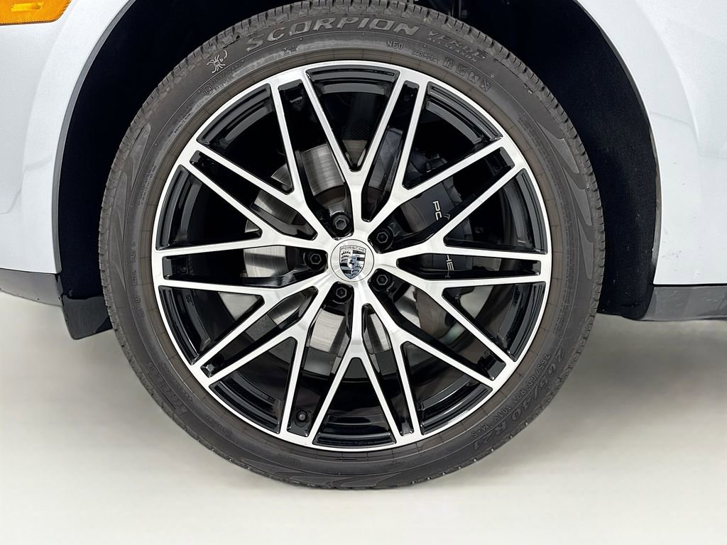 Certified 2025 Porsche Macan AWD/4WD image 34