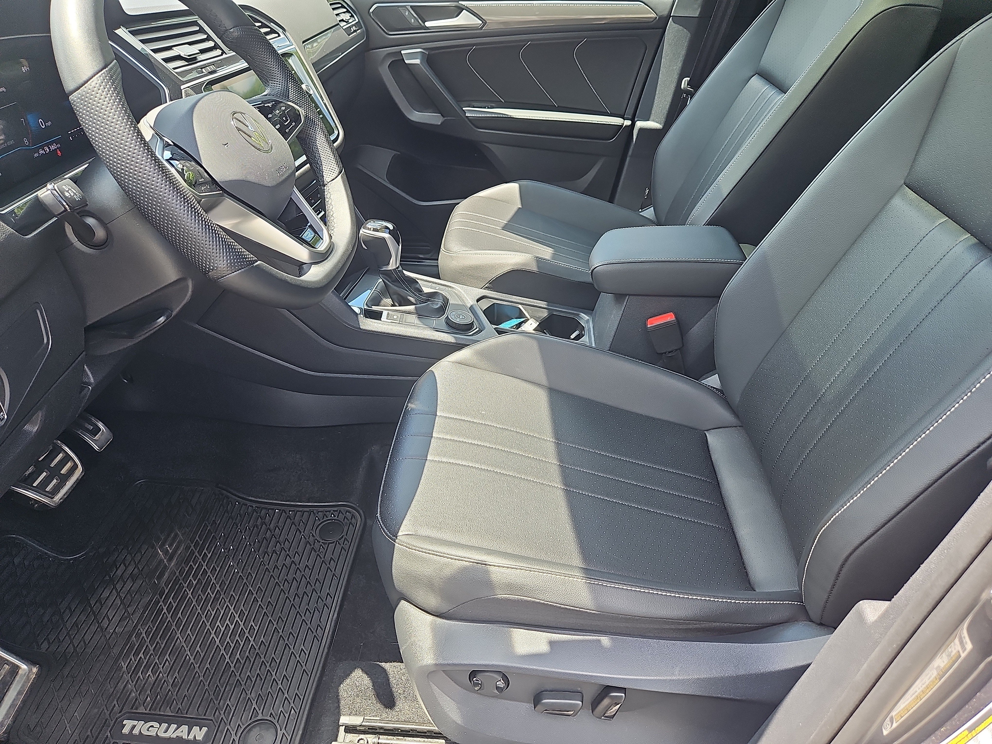 Certified 2024 Volkswagen Tiguan SE R-Line AWD/4WD image 32