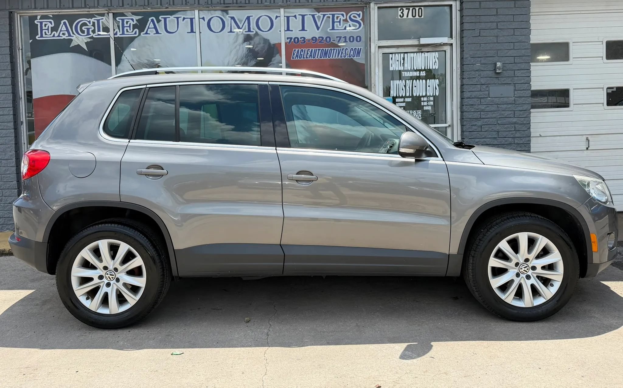 Used 2009 Volkswagen Tiguan S FWD image 2