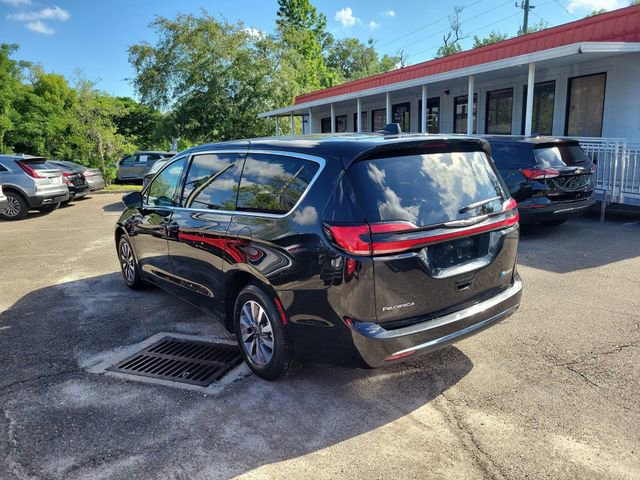 Used 2023 Chrysler Pacifica Touring-L FWD image 3