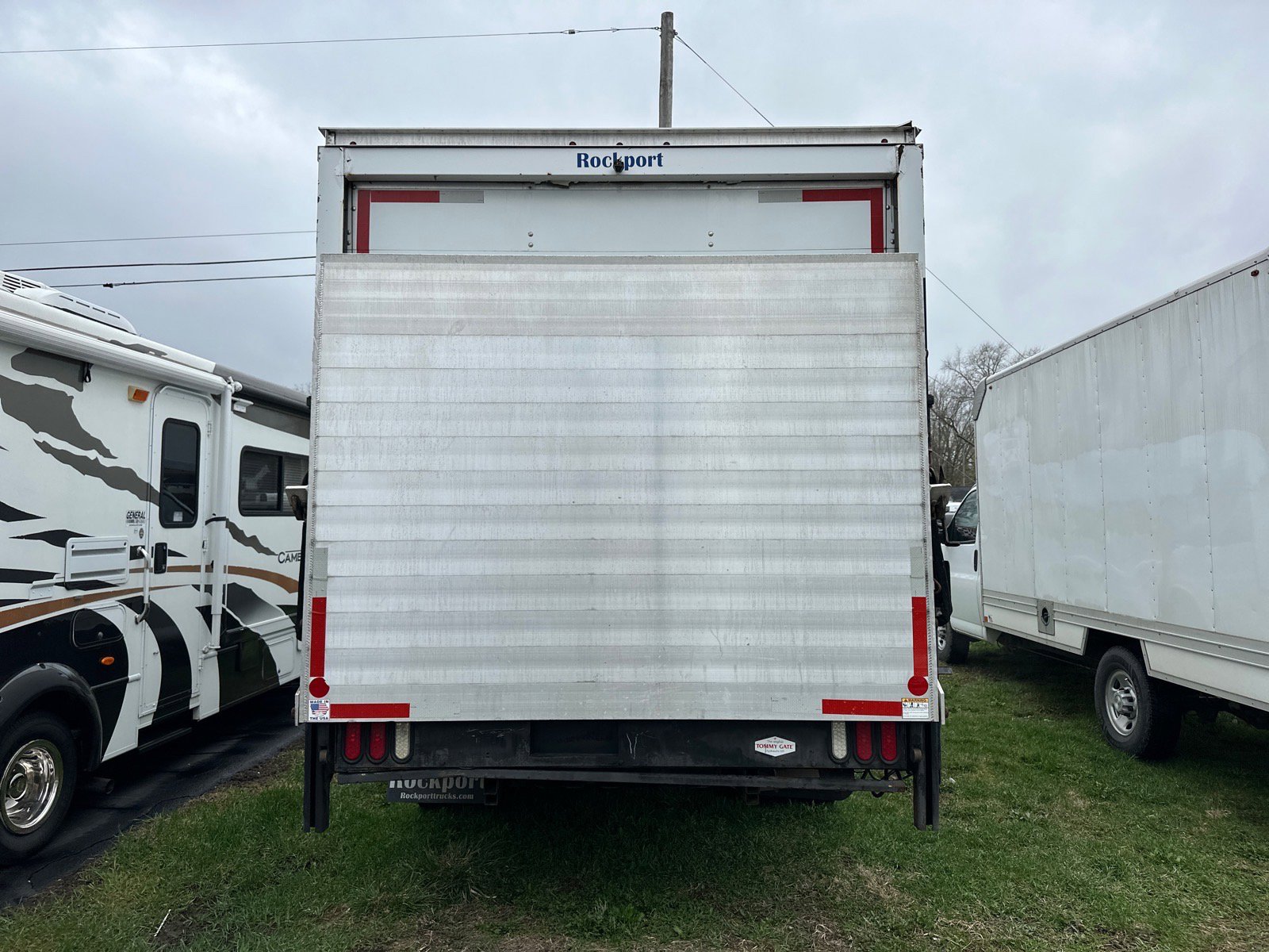 Used 2018 Chevrolet Express 4500 Extended w/ Driver Convenience Package RWD image 3