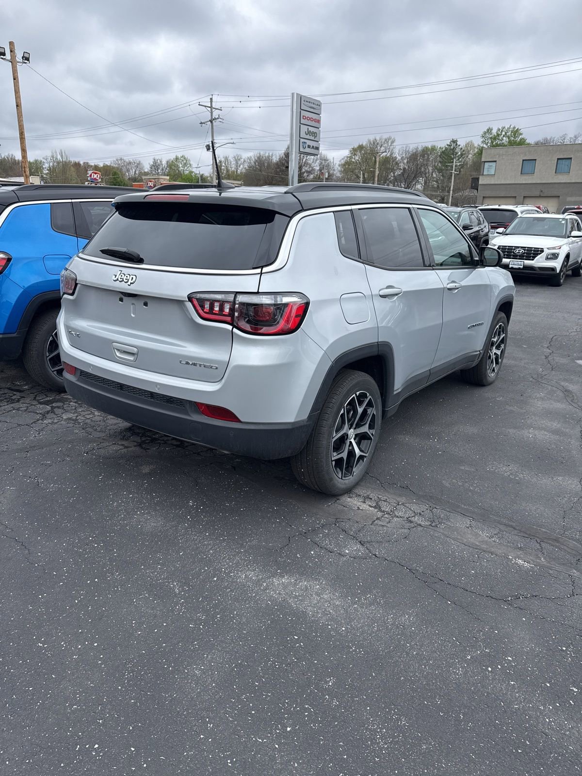 Used 2024 Jeep Compass Limited image 4