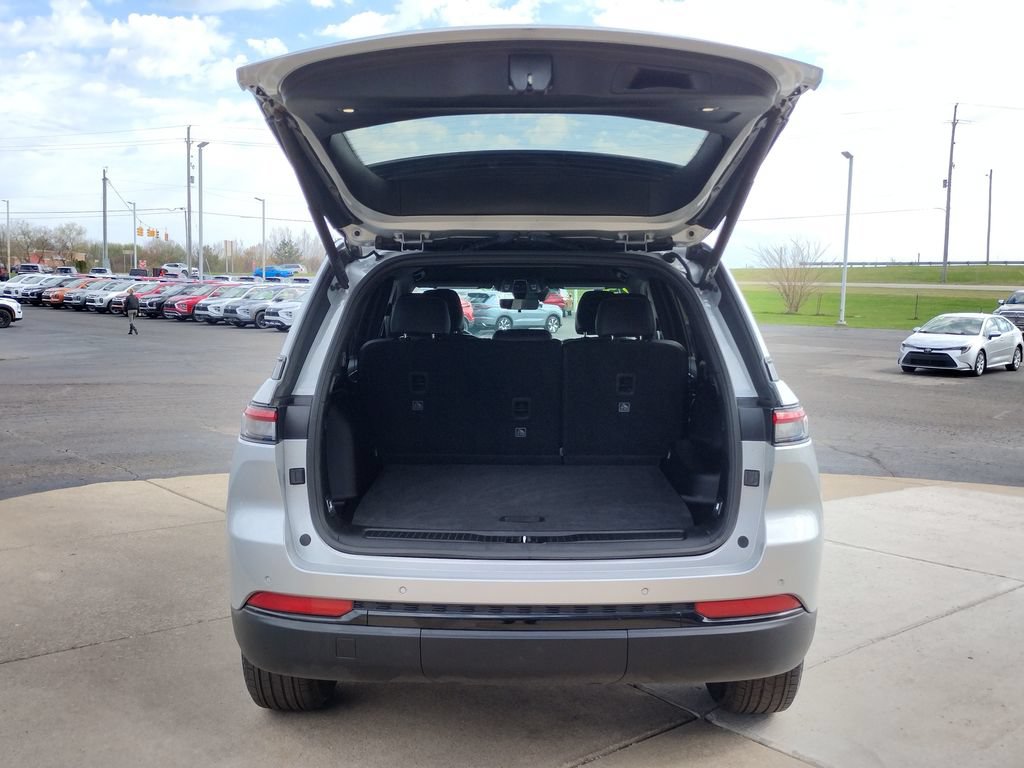 Used 2025 Jeep Grand Cherokee Altitude AWD/4WD image 18