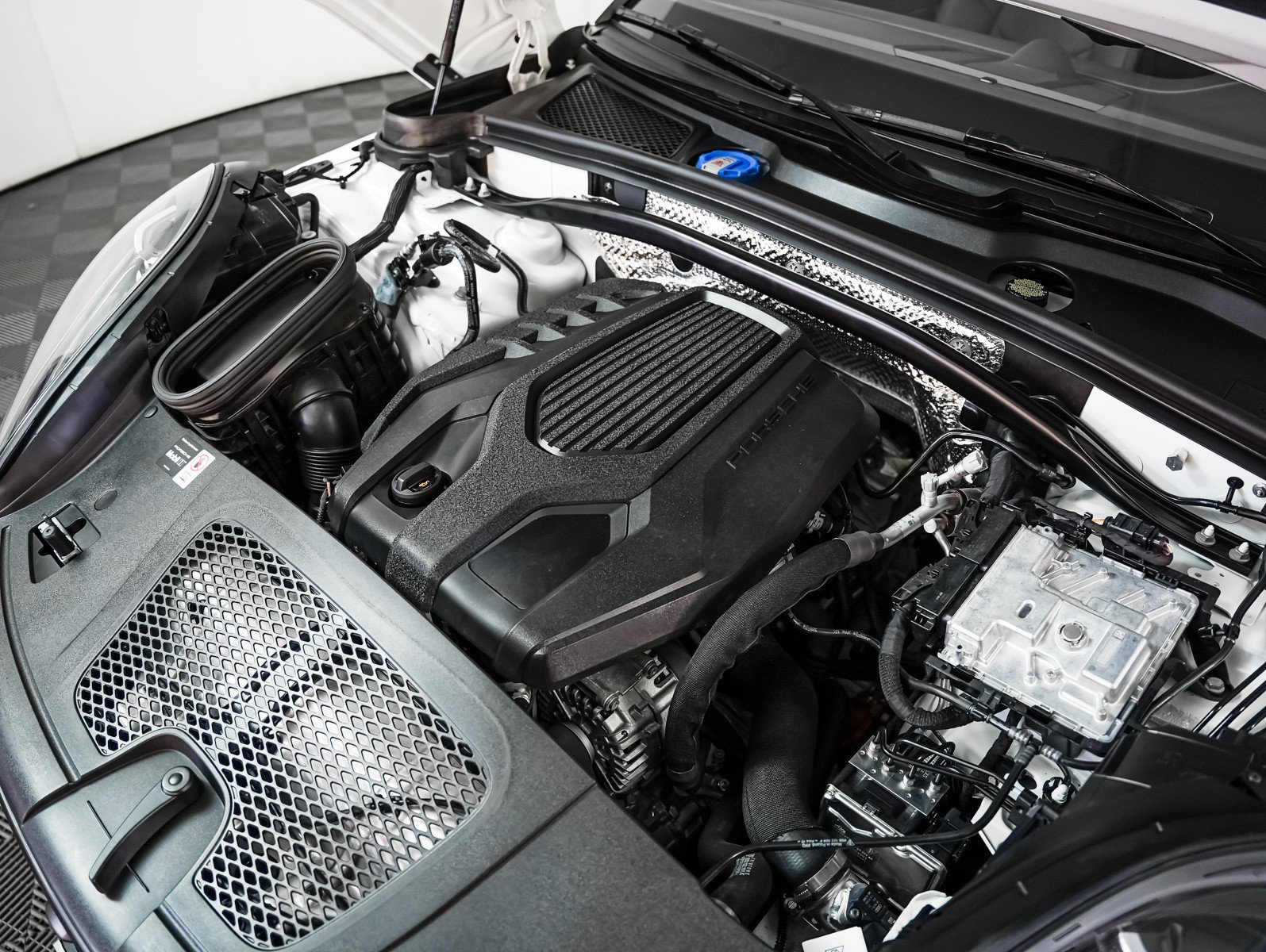 Certified 2025 Porsche Macan image 12