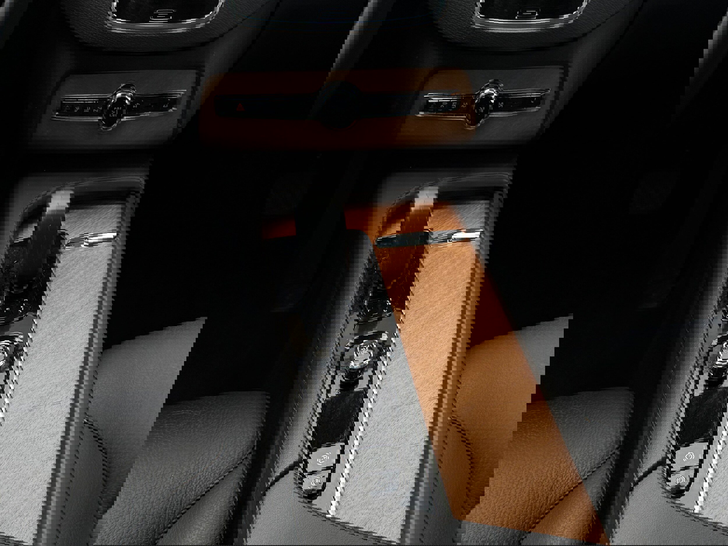 Certified 2024 Volvo XC90 T8 Plus w/ Protection Package Premier image 16