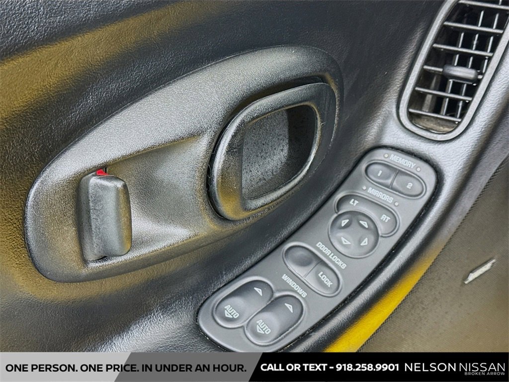 Used 2004 Chevrolet Corvette Coupe w/ Roof Package image 16