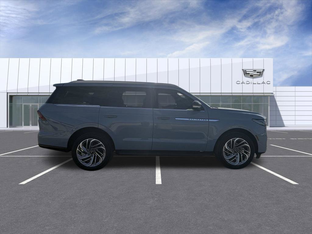 Used 2026 Lincoln Navigator Premiere AWD/4WD image 2