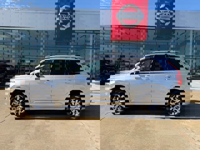 Used 2017 Volvo XC90 T6 Momentum w/ Vision Package image 2