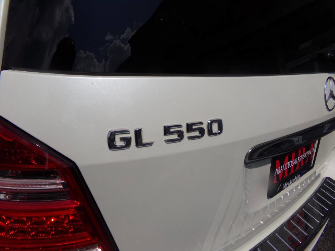 Used 2011 Mercedes-Benz GL 550 4MATIC image 3