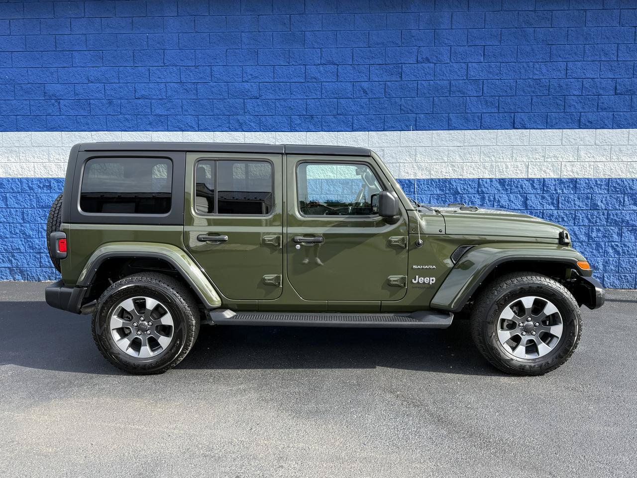 Used 2022 Jeep Wrangler Unlimited Sahara w/ Cold Weather Group AWD/4WD image 2