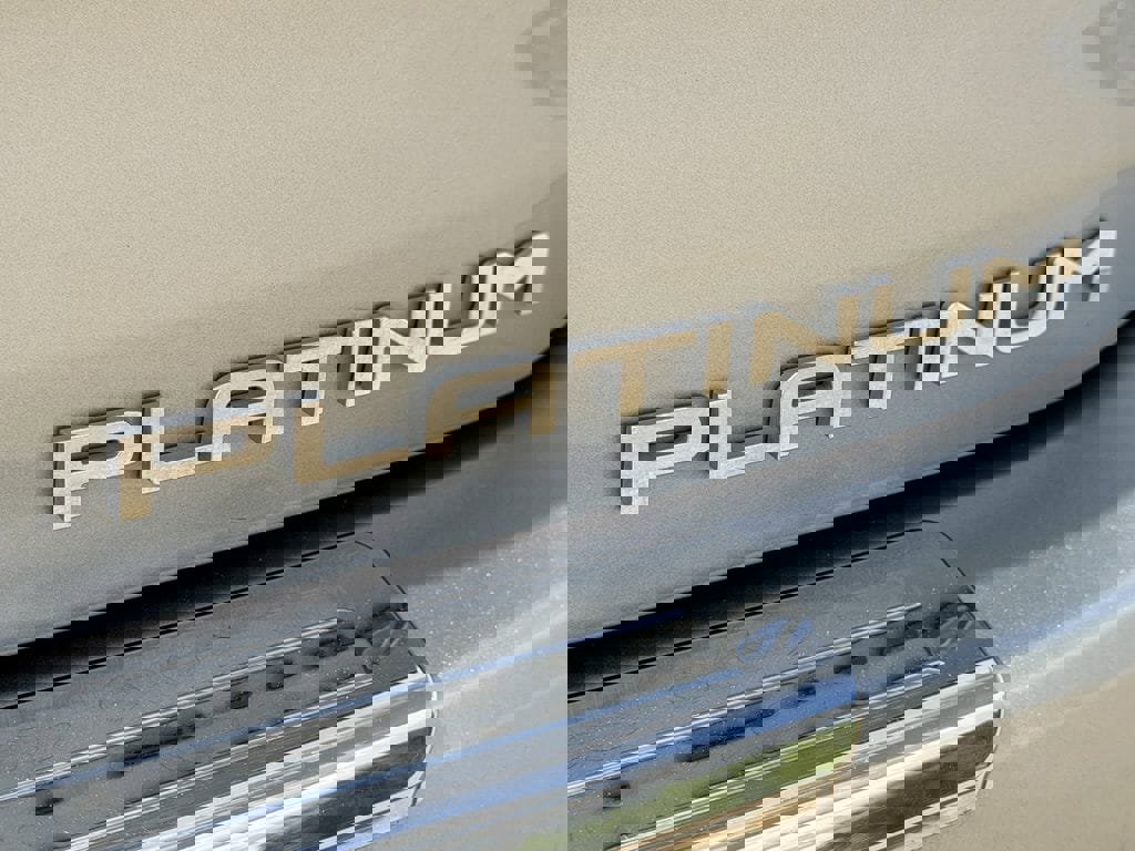 Used 2024 Toyota Highlander Platinum FWD image 11