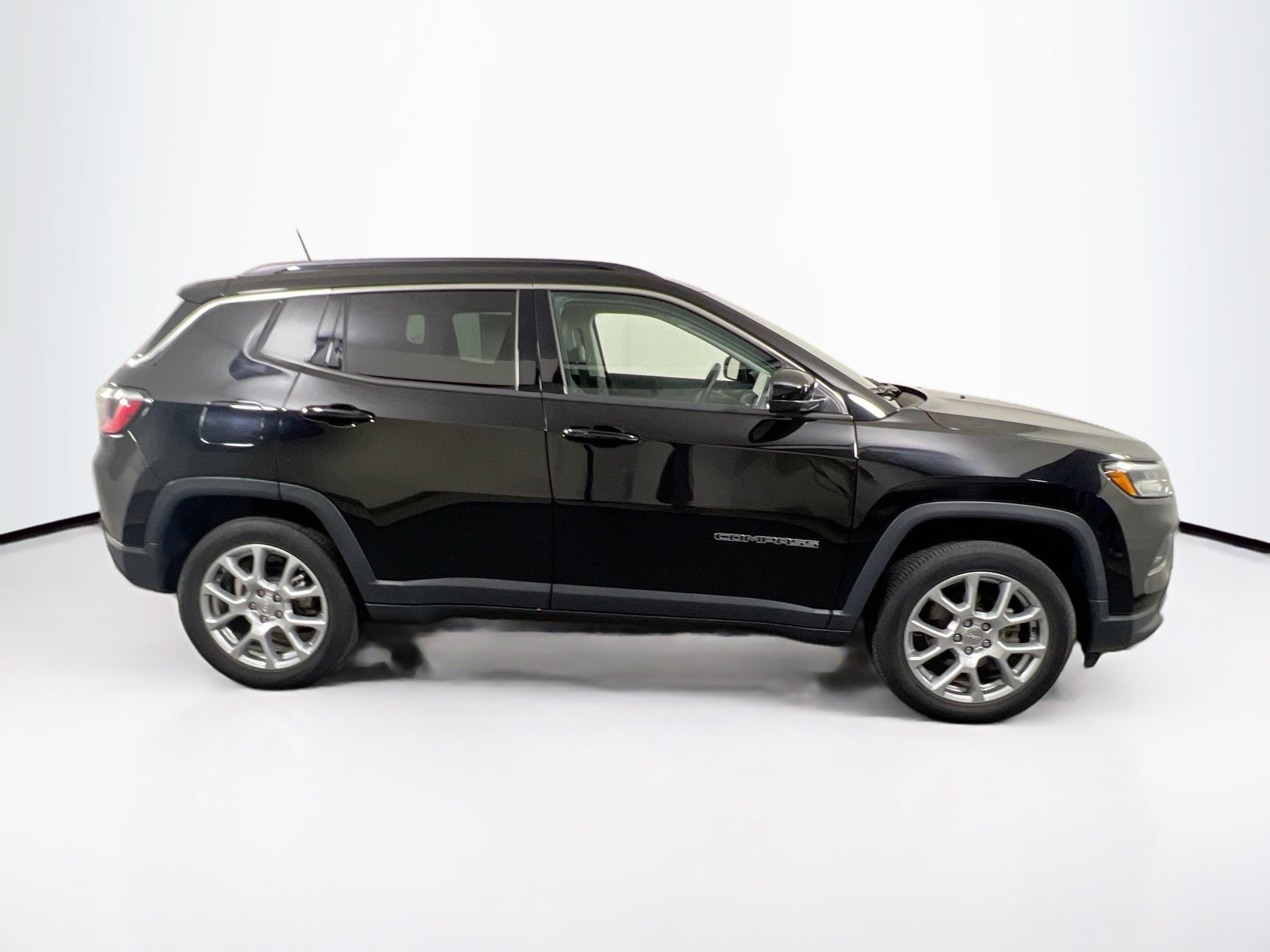 Used 2022 Jeep Compass Latitude w/ Sun and Sound Group image 4