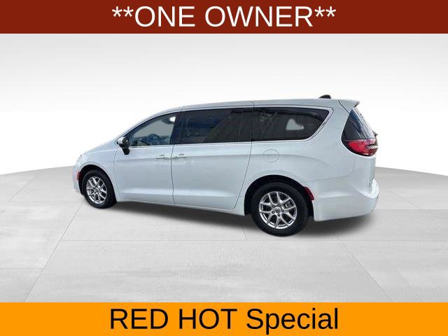 Used 2023 Chrysler Pacifica Touring-L FWD image 4