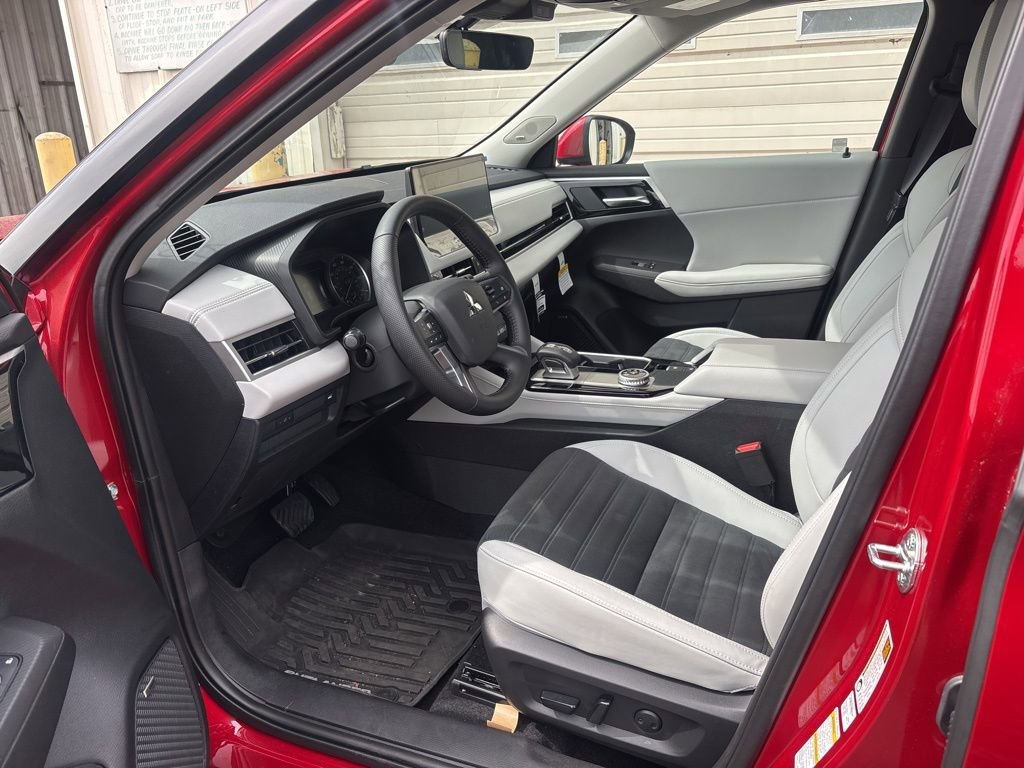Used 2025 Mitsubishi Outlander SE FWD image 15