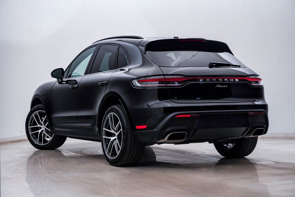 Certified 2025 Porsche Macan image 3