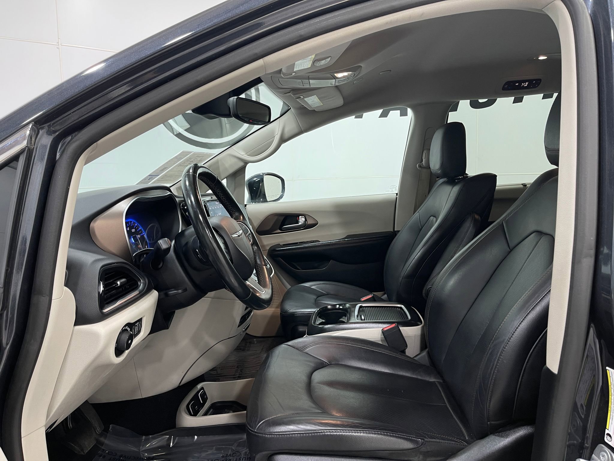Used 2019 Chrysler Pacifica Touring-L Plus w/ Advanced Safetytec Group FWD image 13