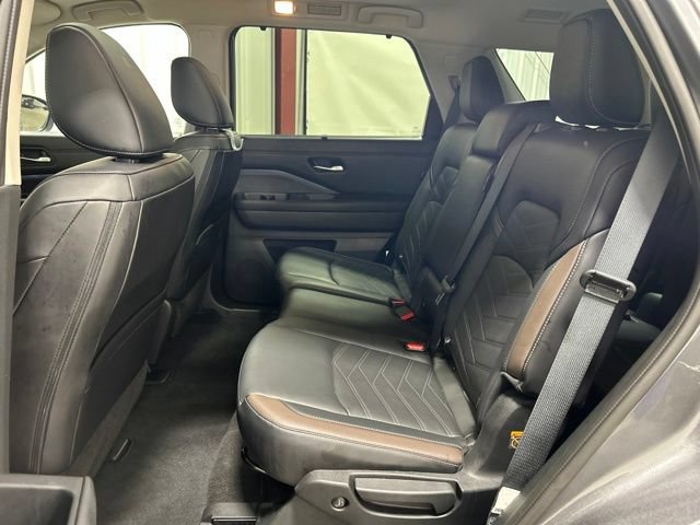 Used 2024 Nissan Pathfinder Platinum w/ Cargo Package AWD/4WD image 17