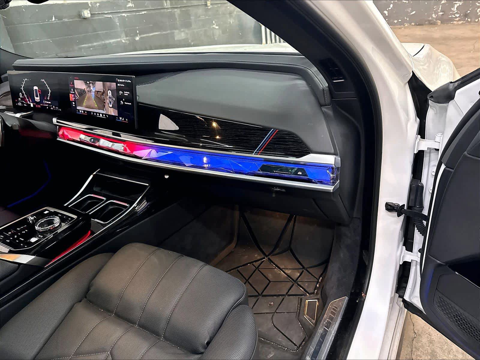 Used 2026 BMW 750e xDrive w/ Executive Package AWD/4WD image 18