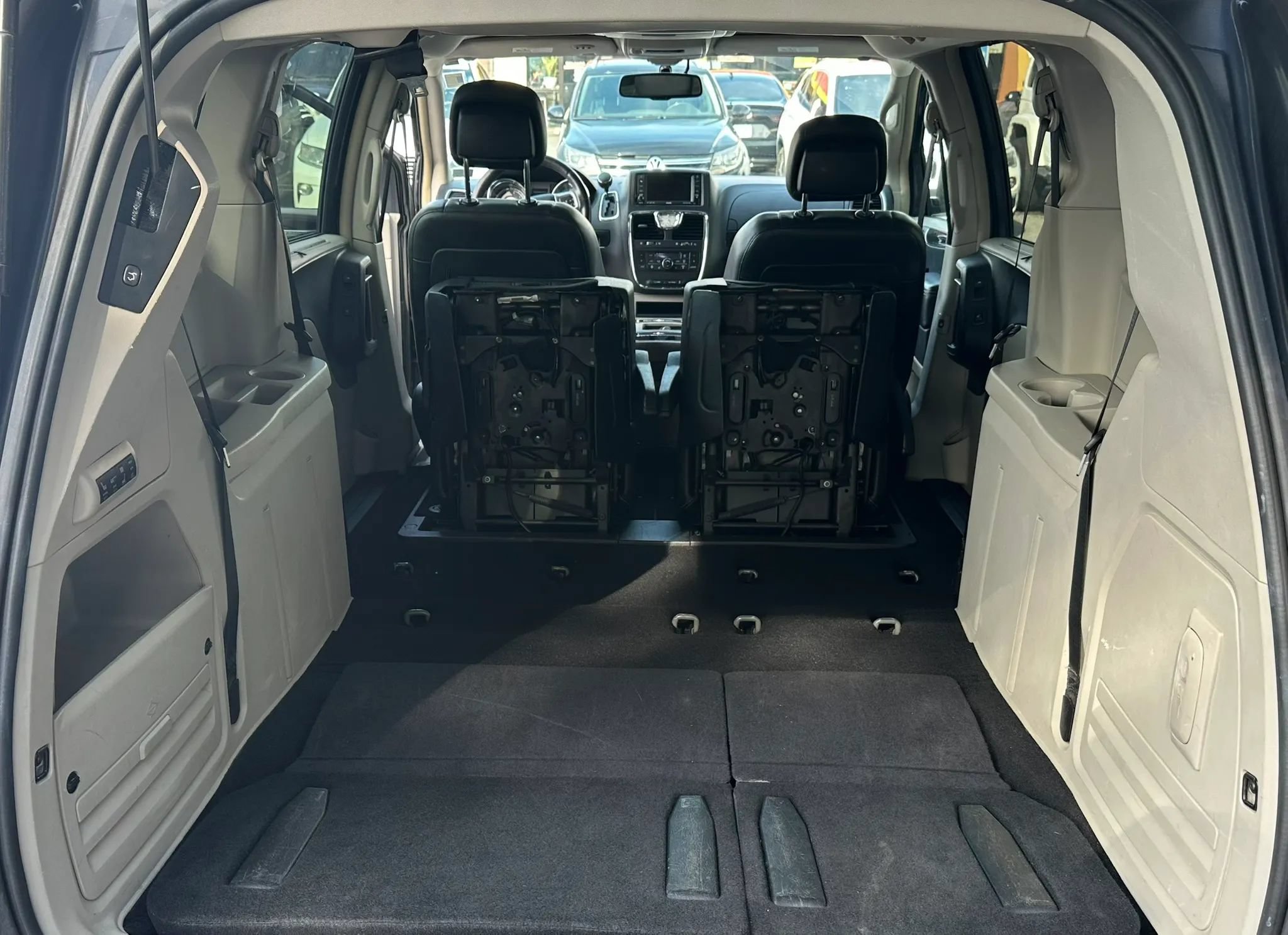 Used 2011 Chrysler Town & Country Touring-L w/ Driver Convenience Group FWD image 27