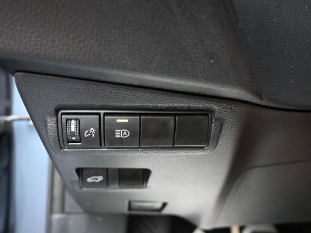 Used 2023 Toyota Corolla Cross XLE w/ Convenience Package FWD image 27