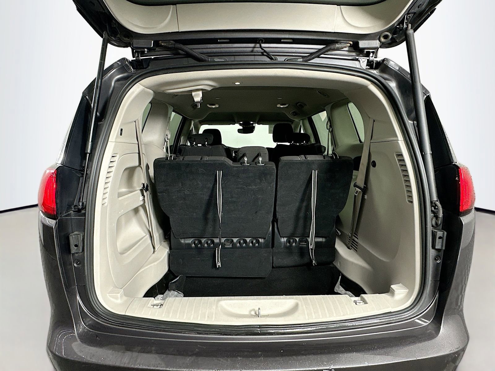 Used 2023 Chrysler Voyager LX image 25