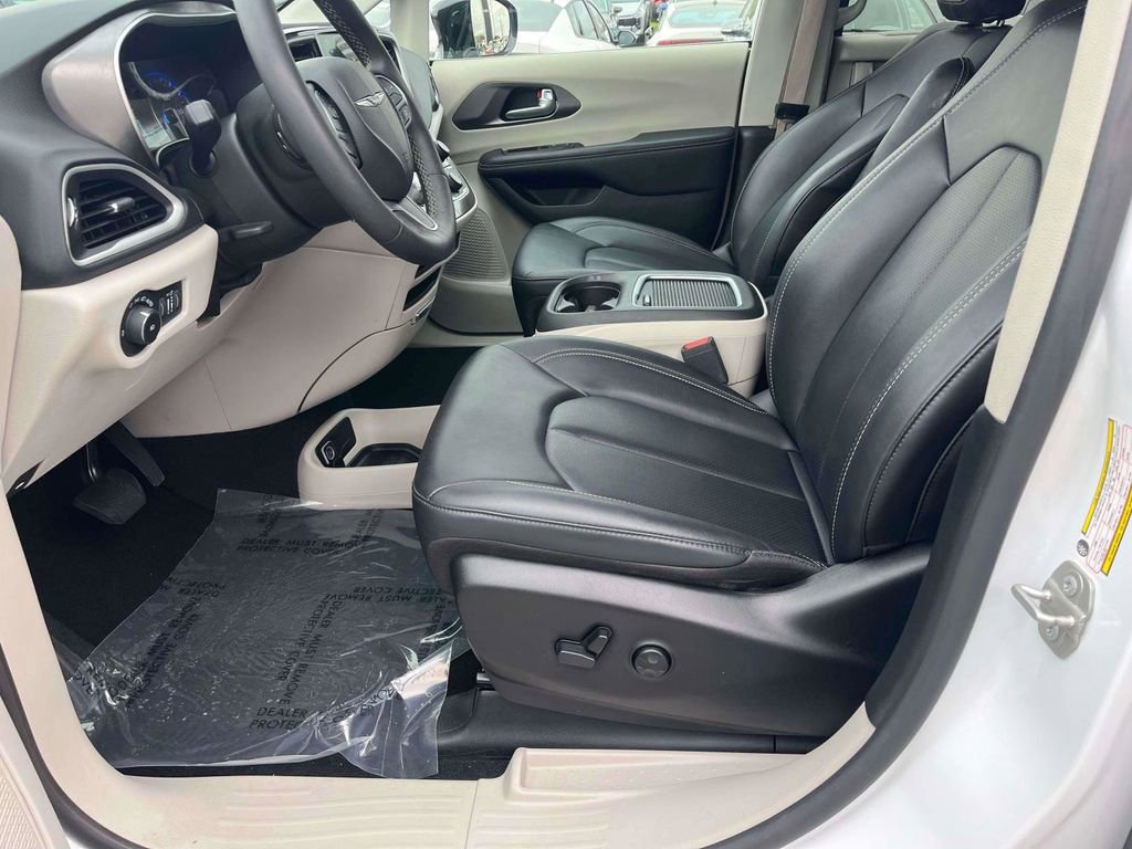Used 2024 Chrysler Pacifica Touring-L image 16