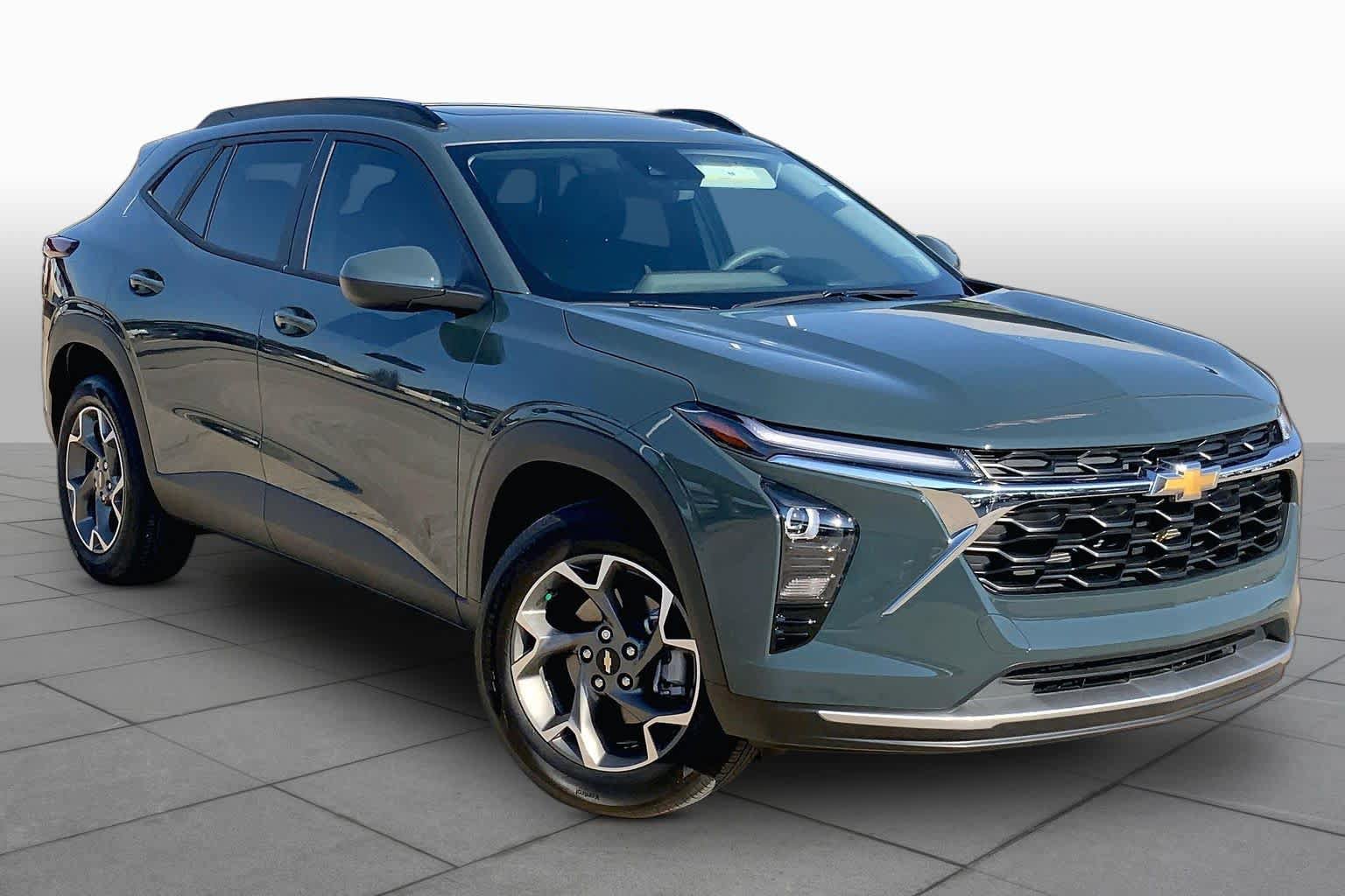 Used 2026 Chevrolet Trax LT w/ Sunroof Package FWD image 3