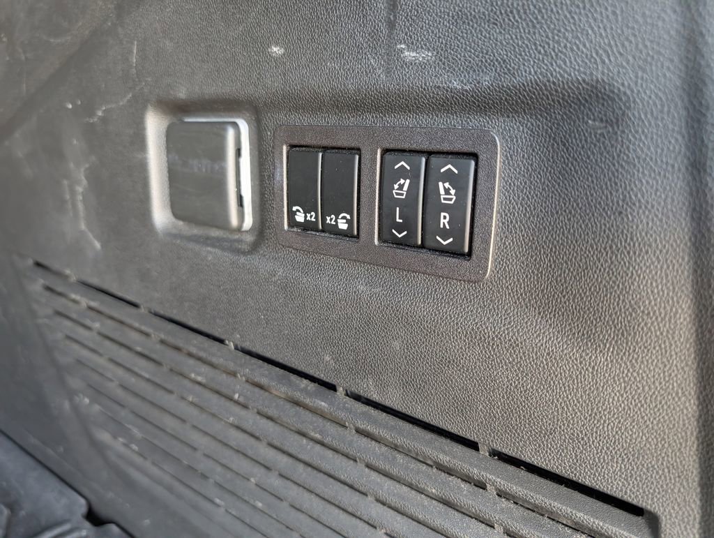 Used 2023 Chevrolet Suburban Premier RWD image 28